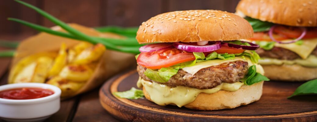 Hambúrguer Caseiro De Carne Suculenta Com Queijo Tomate E Cebola Roxa Irresistível