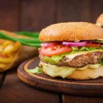 Hambúrguer Caseiro De Carne Suculenta Com Queijo Tomate E Cebola Roxa Irresistível