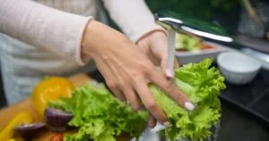 Como limpar os alfaces e verduras da forma correta
