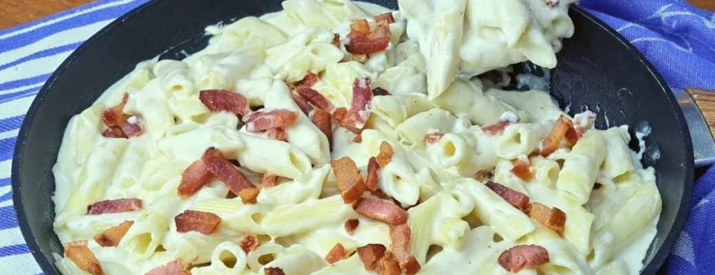 Macarrão Cremoso Com Queijo E Bacon, Feito Com Um Molho Branco Incrível E Muito Saboroso!...