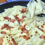 Macarrão Cremoso Com Queijo E Bacon, Feito Com Um Molho Branco Incrível E Muito Saboroso!...