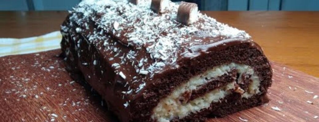 Um Rocambole De Chocolate Recheado Com Coco Cremoso, Coberto Com Ganache Irresistível. Perfeito Para Qualquer...