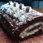 Um Rocambole De Chocolate Recheado Com Coco Cremoso, Coberto Com Ganache Irresistível. Perfeito Para Qualquer...