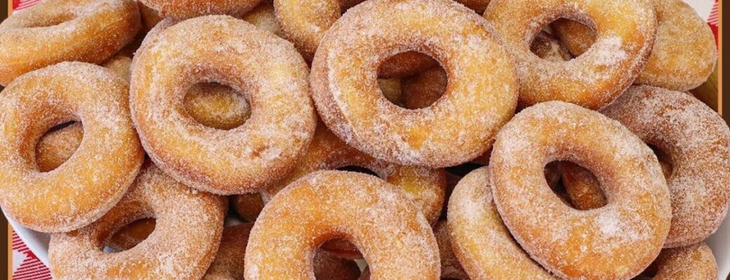 Rosquinha Caseira Frita, Fofinha E Coberta Com Açúcar E Canela. Receita Fácil E Deliciosa!...