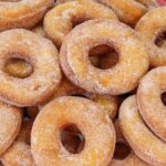 Rosquinha Caseira Frita, Fofinha E Coberta Com Açúcar E Canela. Receita Fácil E Deliciosa!...