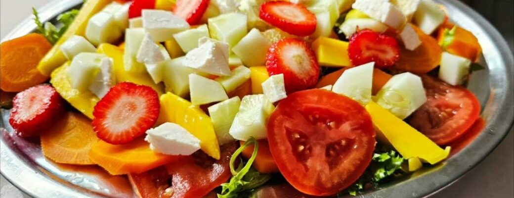 Salada Tropical Refrescante Cheia De Cores E Sabores! Aprenda A Fazer Essa Receita Leve E...