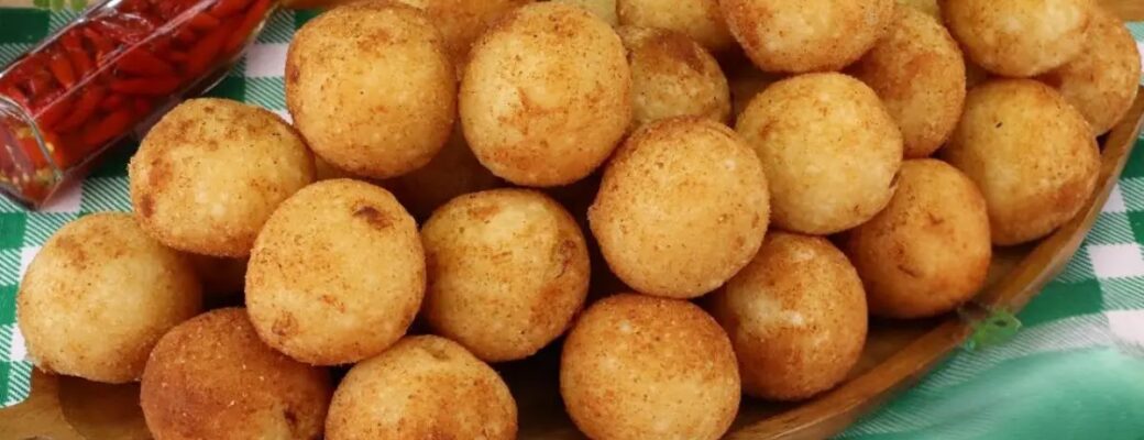 Bolinho De Mandioca Com Queijo Crocante Por Fora E Macio Por Dentro...