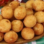 Bolinho De Mandioca Com Queijo Crocante Por Fora E Macio Por Dentro...