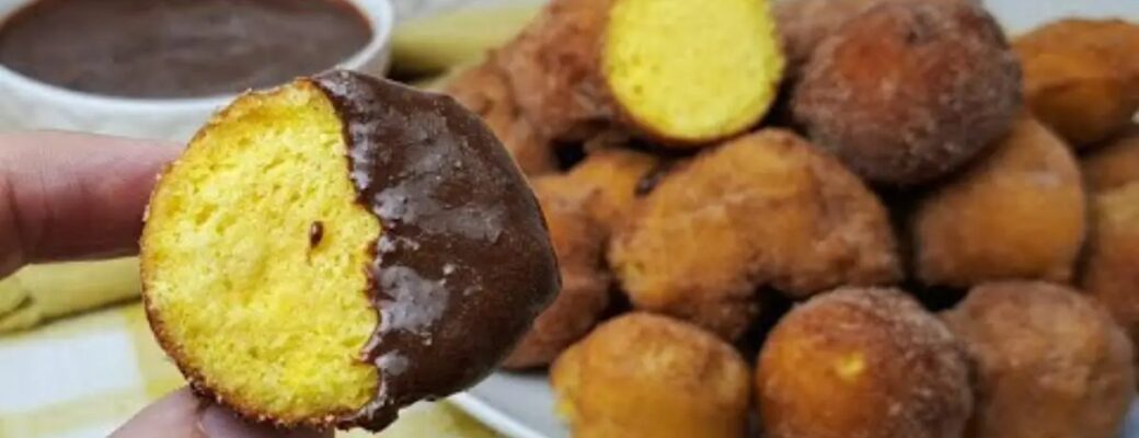 Bolinho De Cenoura Frito Com Calda De Chocolate, Perfeito Para Seu Café Da Tarde....