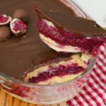 Doce Gelado Com Creme Branco, Geleia Azedinha E Casquinha Crocante....