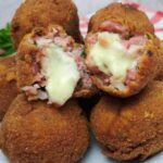 Receita Fácil E Deliciosa Com Queijo Derretido No Meio Do Bolinho....