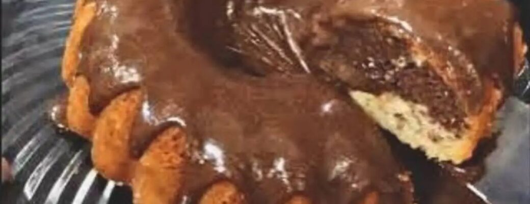 O Bolo Mesclado De Liquidificador Com Cobertura De Chocolate é Prático, Fofinho E Delicioso. Aprenda...