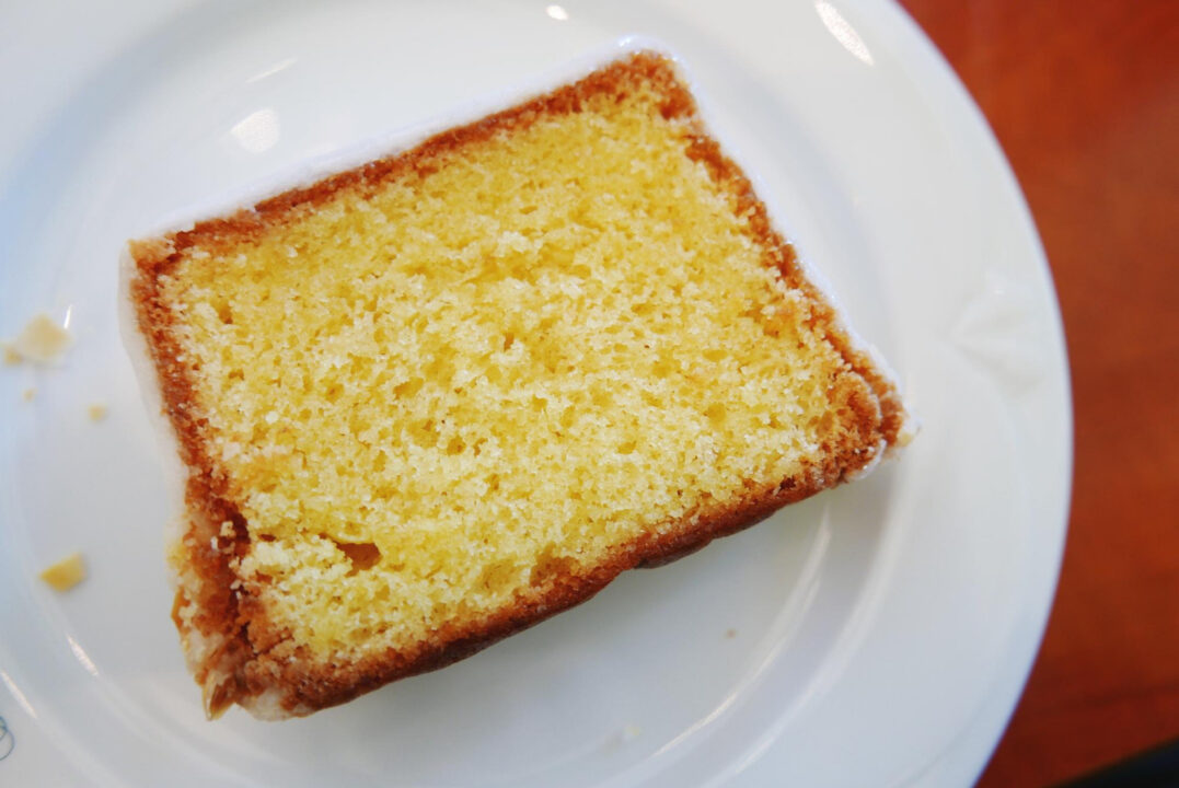 Bolo de fubá fofinho com creme de leite que derrete na boca e lembra casa de vó