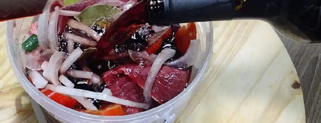 O Churrasco No Balde Com Marinada De Vinho é Uma Receita Prática E Saborosa Para...