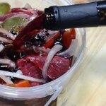 O Churrasco No Balde Com Marinada De Vinho é Uma Receita Prática E Saborosa Para...