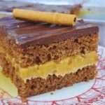 Receita Fácil De Bolo De Mel Com Recheio Cremoso E Cobertura De Chocolate....