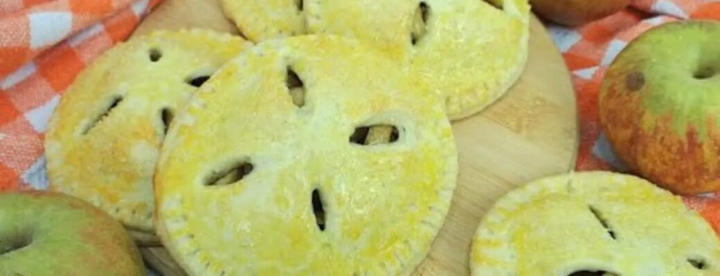 Tortinhas De Maçã Com Massa Amanteigada E Recheio Cremoso De Fruta...
