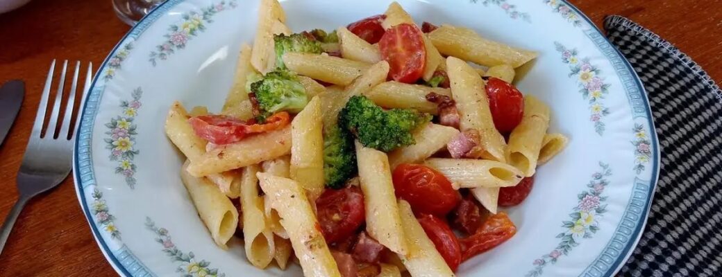 Macarrão Com Bacon E Brócolis Fácil, Rápido E Cheio De Sabor Para Seu Almoço....