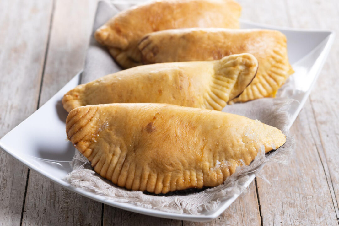 Receita de Pastel de Massa Cozida com Recheio Generoso