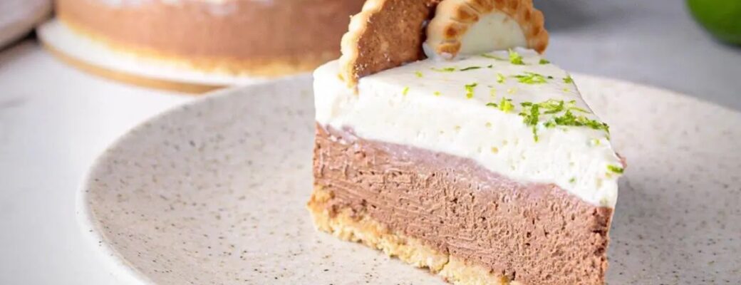 Torta Com Camadas Cremosas De Limão E Chocolate Sobre Base Crocante....