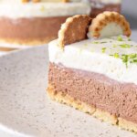 Torta Com Camadas Cremosas De Limão E Chocolate Sobre Base Crocante....