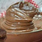 Descubra Como Fazer O Recheio Cremoso De Chocolate Perfeito Para Bolos E Sobremesas....