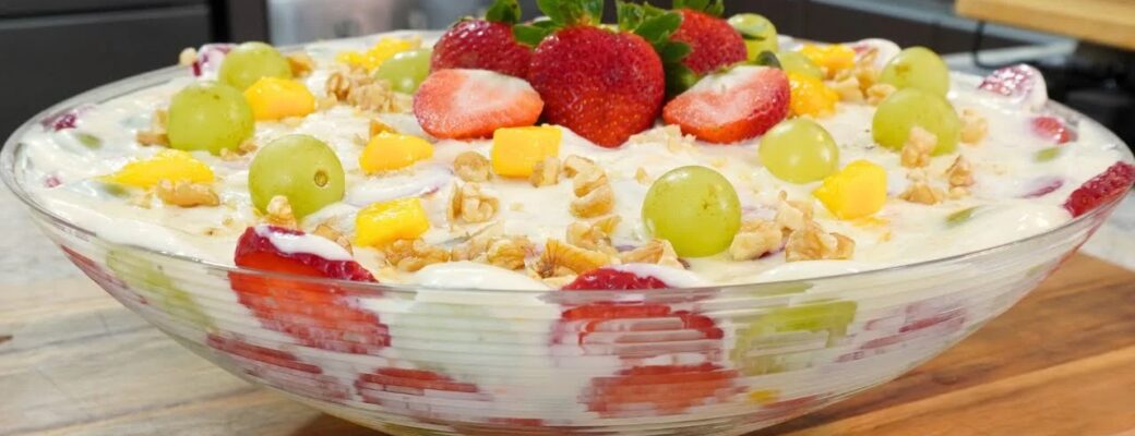 Sobremesa Gelada Com Frutas Frescas, Mousse Cremosa E Toque Crocante De Nozes....