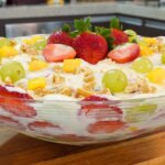 Sobremesa Gelada Com Frutas Frescas, Mousse Cremosa E Toque Crocante De Nozes....