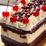 Fatia De Bolo Floresta Negra Com Recheio Leve, Chantilly E Cerejas....