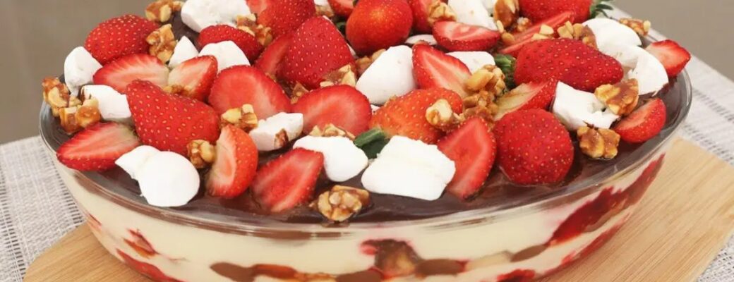 Sobremesa Gelada Com Morango, Nata, Suspiro E Ganache Cremosa....