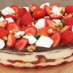 Sobremesa Gelada Com Morango, Nata, Suspiro E Ganache Cremosa....