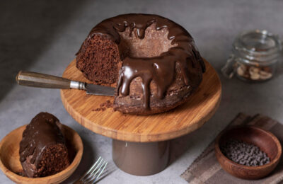 Bolo De Chocolate Com Recheio De Leite Condensado Que Derrete Na Boca