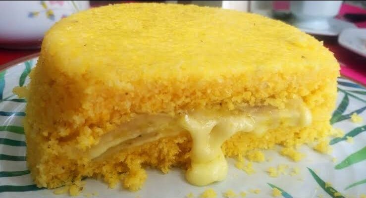 Cuscuz Recheado Com Queijo E Banana Para Um Café Da Manhã Especial