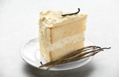 Bolo De Baunilha Da Vovó Com Casquinha Dourada E Aroma De Infância