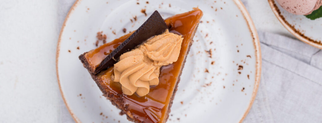 Bolo Com Pudim De Chocolate Com Duas Camadas Perfeitas E Sabor De Sobremesa Especial