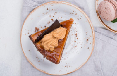 Bolo Com Pudim De Chocolate Com Duas Camadas Perfeitas E Sabor De Sobremesa Especial
