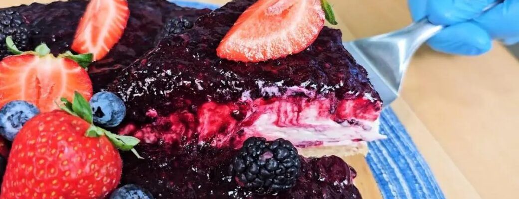 Cheesecake Gelada Com Frutas Vermelhas E Chocolate Branco, Sem Forno....