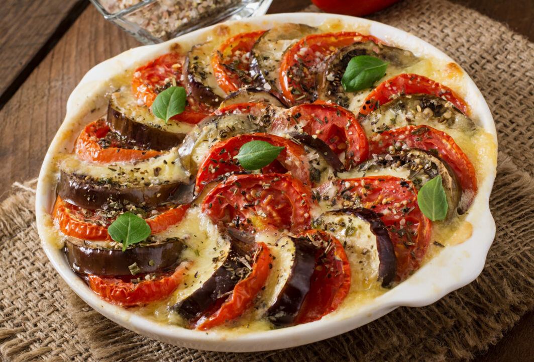 Berinjela ao forno com tomate com sabor leve e aquele toque de comida feita com amor