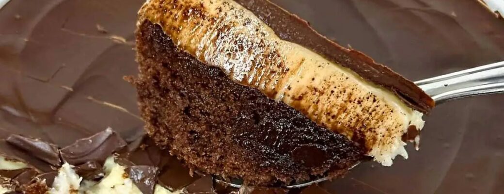 Bolo Prestígio De Travessa Com Brigadeiro Cremoso é Uma Sobremesa Fácil, Recheada Com Coco E...