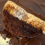 Bolo Prestígio De Travessa Com Brigadeiro Cremoso é Uma Sobremesa Fácil, Recheada Com Coco E...