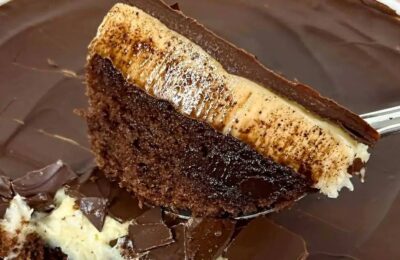Bolo Prestígio De Travessa Com Brigadeiro Cremoso é Uma Sobremesa Fácil, Recheada Com Coco E...