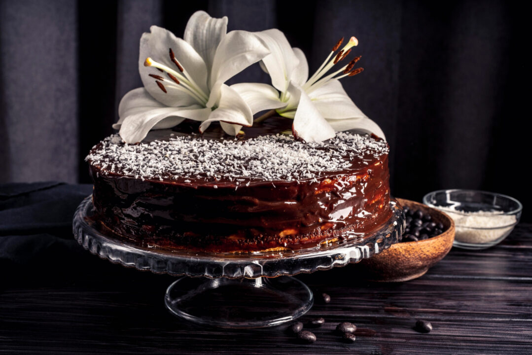 Bolo com pudim de chocolate com duas camadas perfeitas e sabor de sobremesa especial