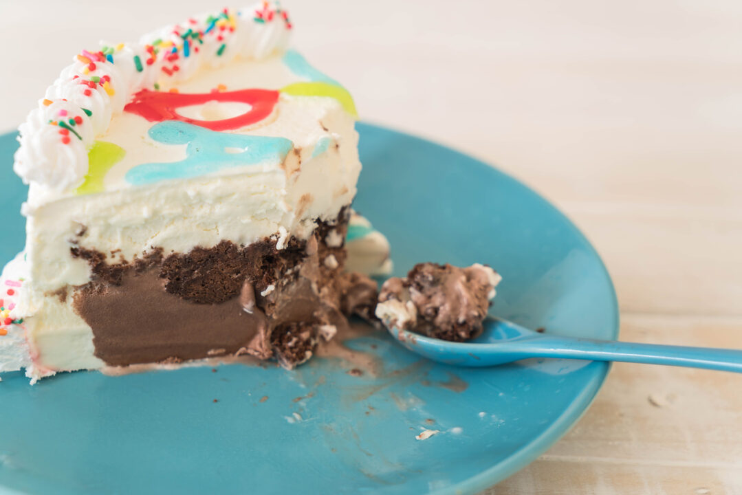Bolo de aniversário cremoso com camadas irresistíveis e sabor de celebração