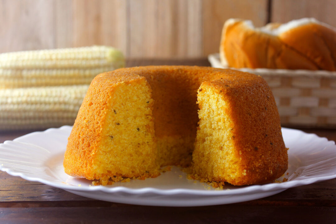 Bolo de flocos de milho com trigo que lembra café da tarde em dia de chuva