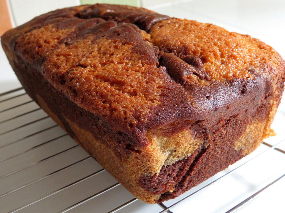 Bolo de liquidificador mesclado fofinho, rápido e com visual incrível
