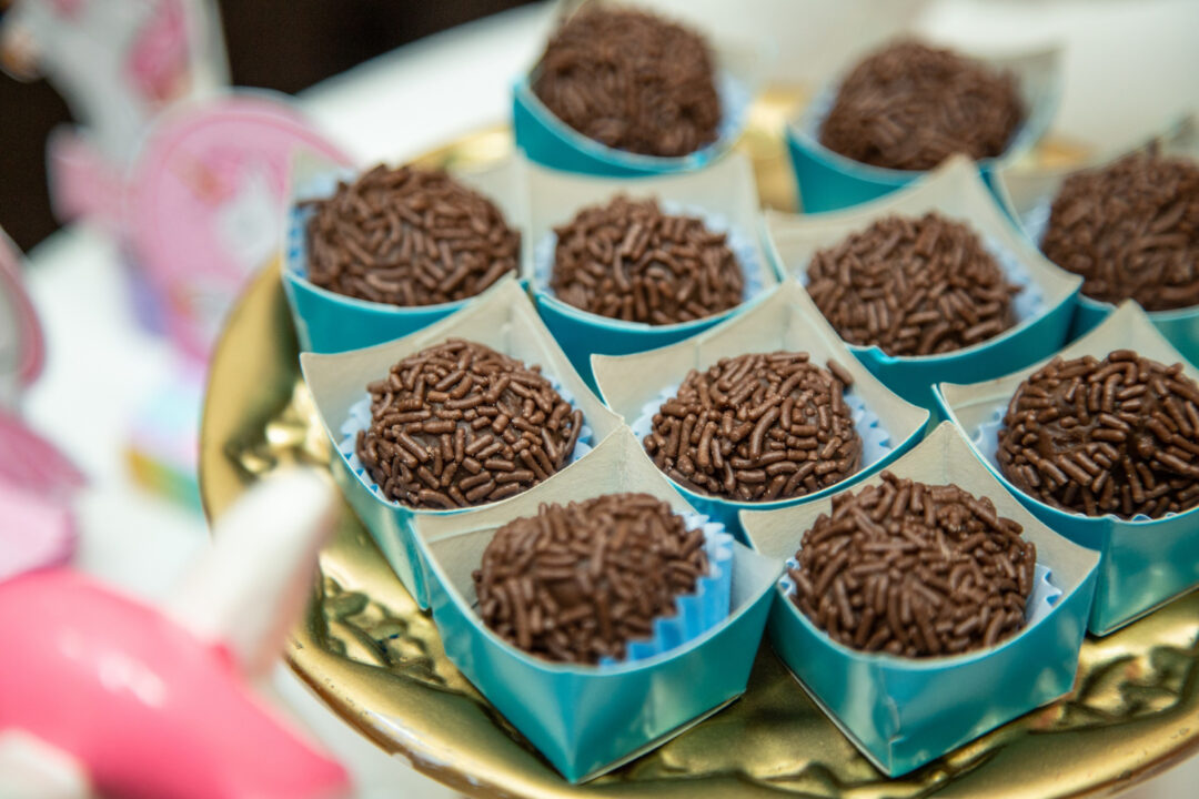 Brigadeiro gourmet cremoso, brilhante e com sabor de confeitaria