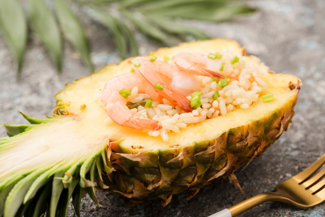 Camarão no abacaxi cremoso, tropical e cheio de sabor para impressionar