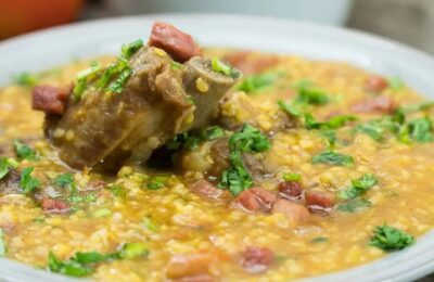 Canjiquinha Cremosa Com Costelinha De Porco Deliciosa: Aprenda A Fazer Essa Receita Reconfortante E Saborosa...