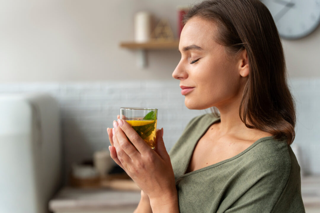 Chá para tosse seca calmante, natural e com ingredientes acessíveis
