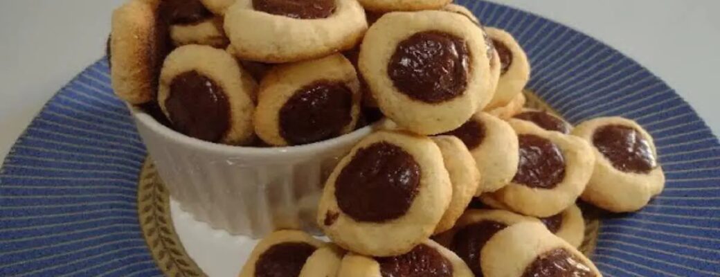 Choco Biscuit Caseiro Crocante Com Pastilhas De Chocolate é Uma Receita Simples, Sem Ovo E...